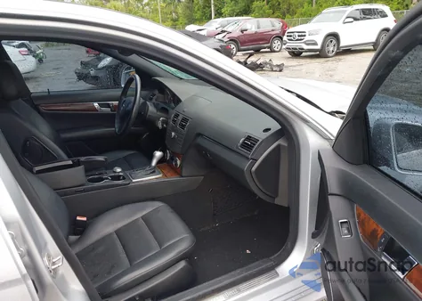 2010 Mercedes-Benz C 300 Luxury/Sport z USA, uszkodzony, nr VIN WDDGF5EB6AR101096